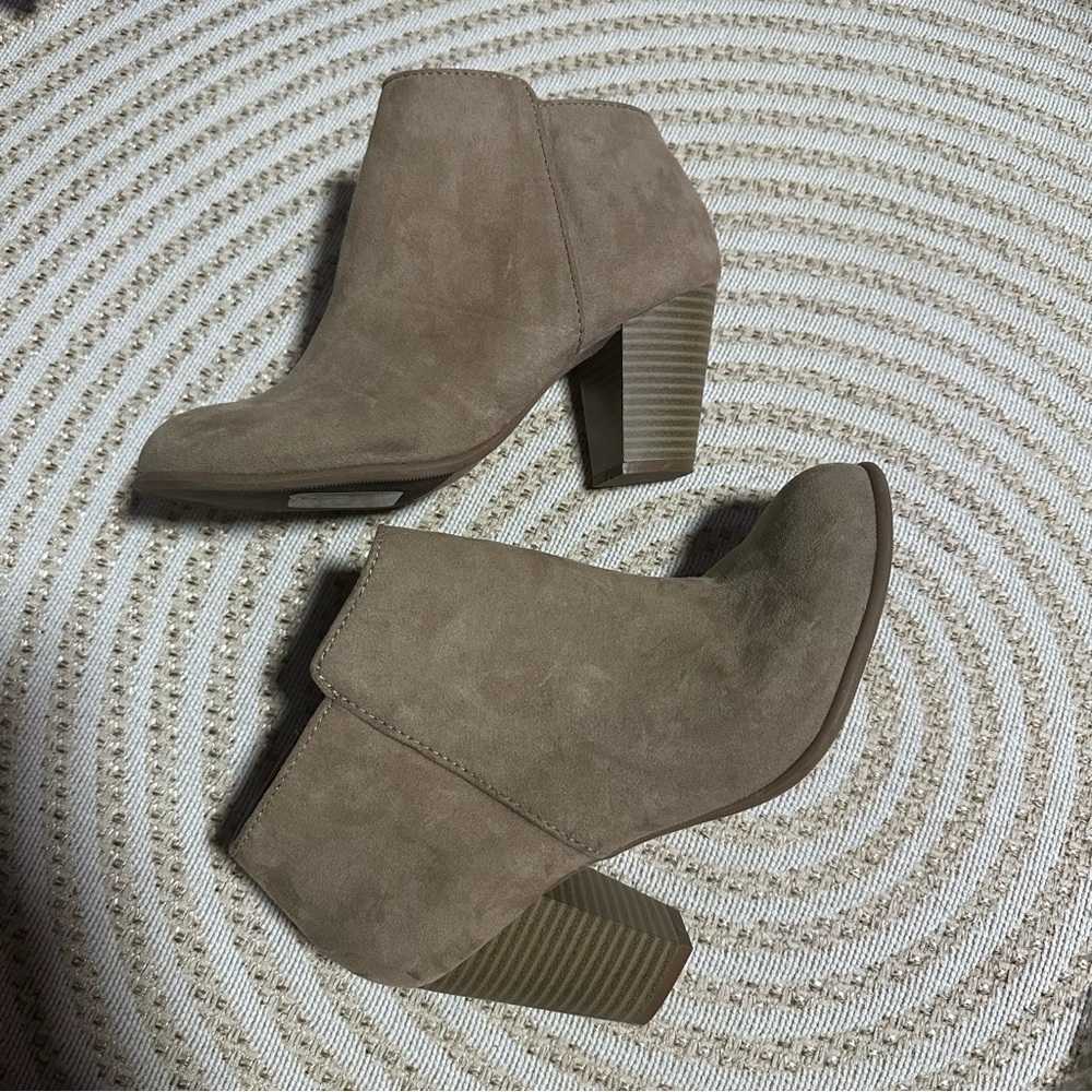 New - Old Navy Tan Ankle Boots